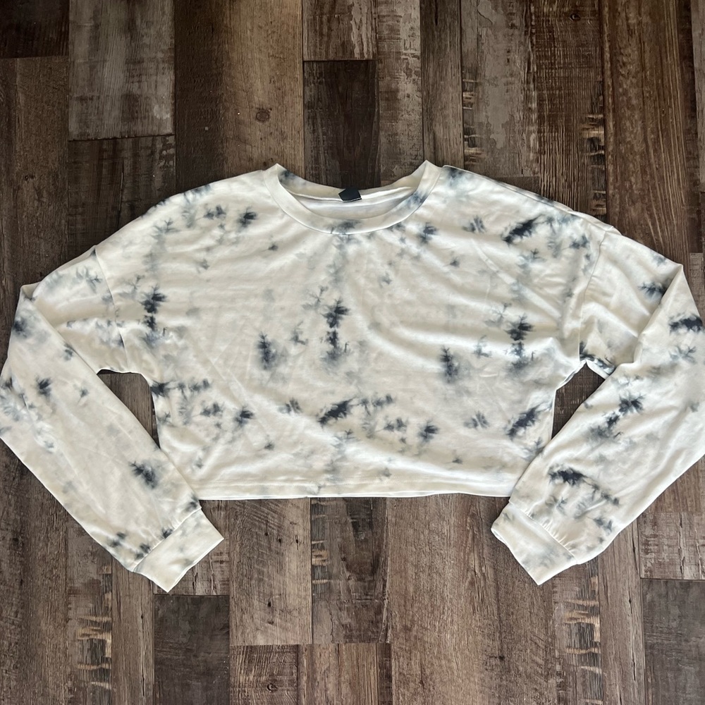 NEVER WORN Long Sleeve Black Tie Dye Crop Top Size M